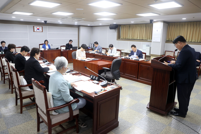 16일 수원시의회 기획경제위원회가 제393회 제1차 정례회 기간 중 조례안 등 안건을 심사하고 있다. (사진=수원시의회 제공)