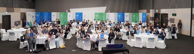  지난 14일 고양 킨텍스 제2전시장서 개최된 ‘2025년 경기도 청년참여기구 공론장’ 행사에서 참가자들이 기념 촬영을 하고 있다. (사진=경기도 제공)