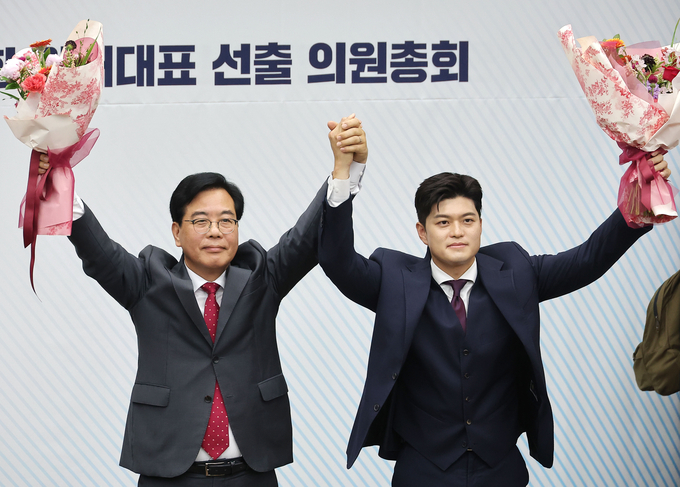 국민의힘 신임 원내대표로 당선된 송언석 의원(왼쪽)이 16일 원내대표 선출 의원총회가 열린 국회 회의장에서 김용태(포천가평) 비상대책위원장과 기념촬영을 하고 있다. (사진=연합뉴스)