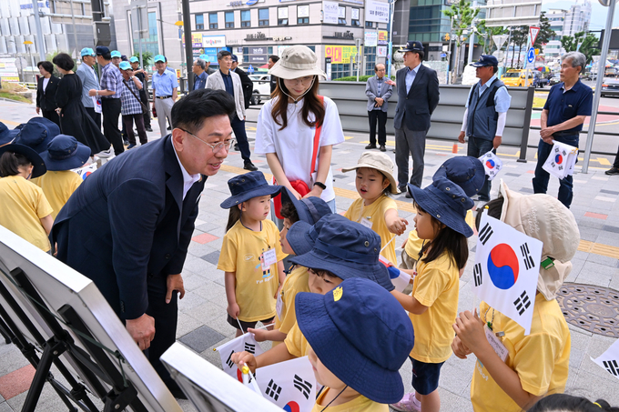 무공수훈자회 양평군지회는 13일 양평역 광장에서 '6.25 전쟁 제75주년 기념사진 전시회'를 개최했다. (사진=양평군 제공)