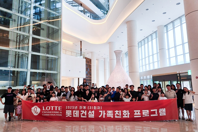 롯데건설 임직원과 가족들이 ‘롯데호텔앤리조트 김해’에서 기념촬영을 하고 있다. (사진=롯데건설 제공)