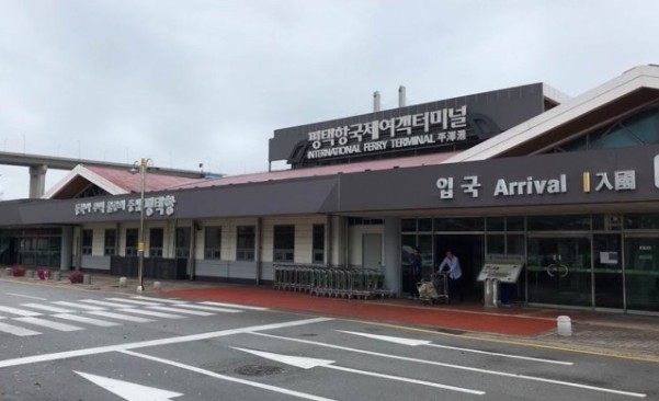 친수공간과 물류부지 등으로 활용방안이 엇갈리고 있는 구)평택항국제여객터미널 전경. (사진=해양수산부 제공)