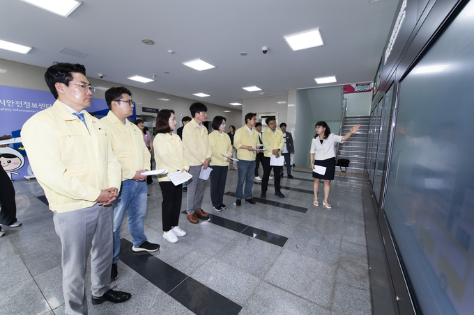 김포시의회 행정감사에서 언급된 도시안전정보센터를 찾은 행정복지위원회 위원들이 관계자의 설명을 듣고 있다. (사진=김포시의회 제공)