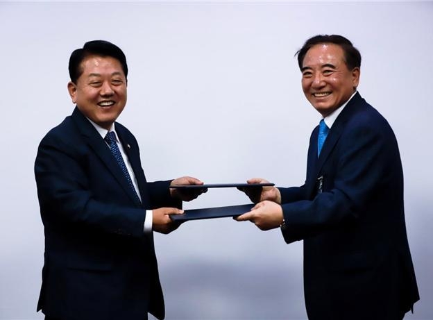 김병주 국회의원(좌측)과 김광수 ㈜빙그레 대표이사 사장. (사진=김병주 의원실 제공)