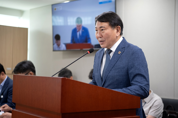 명재성(민주·고양5) 경기도의원이 17일 경기도의회 도시환경위원회에서 ‘경기도 도심 복합개발 지원에 관한 조례 제정안’ 제안 설명을 하고 있다. (사진=경기도의회 제공)