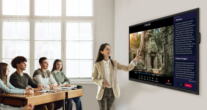 LG 전자칠판 신제품(모델명: TR3DQ)은 수업에 사용되는 영상 자료의 요약을 제공하는 ‘AI 요약(Video Summary)’ 기능으로 학습자의 이해를 돕는다. (사진=LG전자 제공)
