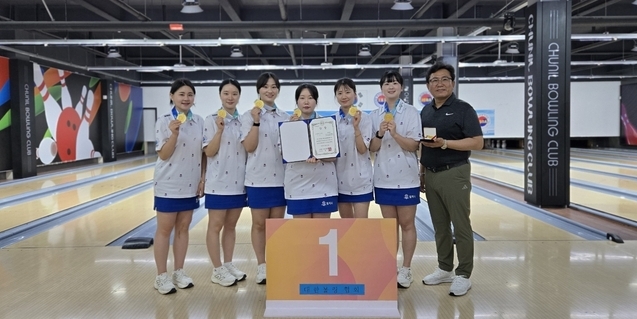 17일 전북 전주시 천일볼링장에서 진행된 '제26회 대한볼링협회장배 전국볼링대회' 여자일반부 5인조전에서 우승을 차지한 평택시청 선수들이 기념사진을 찍고 있다. (사진=평택시청 볼링팀 제공)