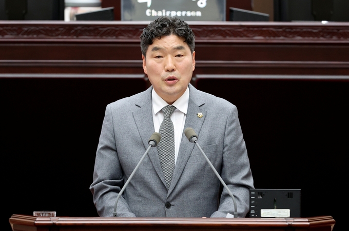 조성환 인천시의원이 17일 열린 제302회 정례회 제3차 본회의에서 시정질문을 하고 있다. ( 사진 = 인천시의회 제공 )