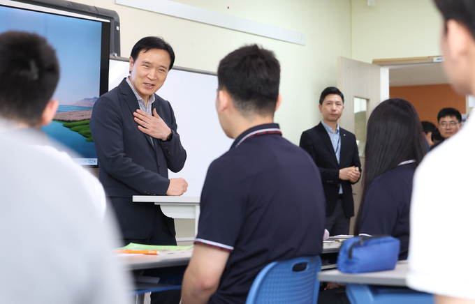 임태희 경기도교육감이 17일 안산글로벌청소년센터에서 다문화학생들과 이야기를 나누고 있다. (사진=경기도교육청 제공)
