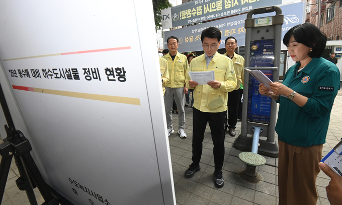 김성중 행정1부지사가 17일 군포시 산본동 주택가에 위치한 빗물받이 정비 현장을 방문해 점검하고 있다.