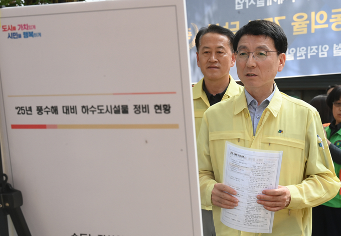 김성중 행정1부지사가 17일 군포시 산본동 주택가에 위치한 빗물받이 정비 현장을 방문해 점검하고 있다.