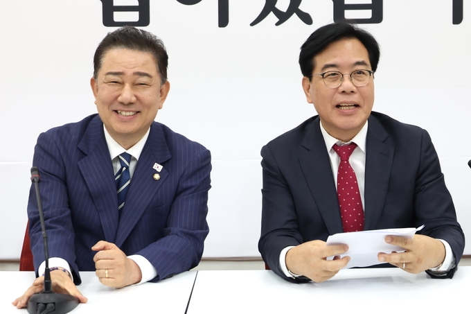 김병기 더불어민주당 당대표 직무대행 겸 원내대표(왼쪽)가 17일 국회에서 송언석 국민의힘 원내대표를 예방하고 있다. (사진=연합뉴스)