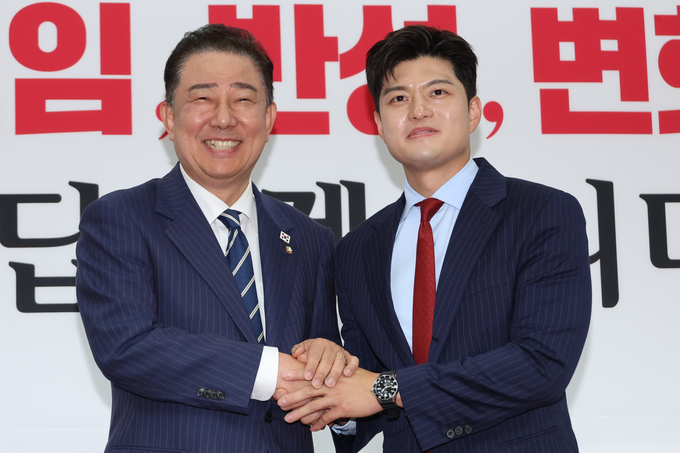 김용태 국민의힘 비상대책위원장이 17일 국회 비대위원장실을 예방한 김병기 더불어민주당 당대표 직무대행 겸 원내대표와 면담에 앞서 악수하고 있다. (사진=연합뉴스)