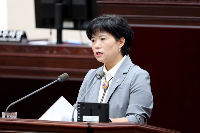 유승분 인천시의원이 17일 열린 제302회 정례회 제3차 본회의에서 시정질문을 하고 있다. ( 사진 = 인천시의회 제공 )