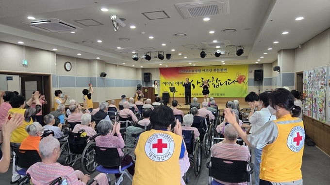 17일 한국보훈복지의료공단 수원보훈요양원과 대한적십자사봉사회 수원지구협의회가 어르신들을 위한 특별 공연을 진행하고 있다. (사진=수원보훈요양원 제공)