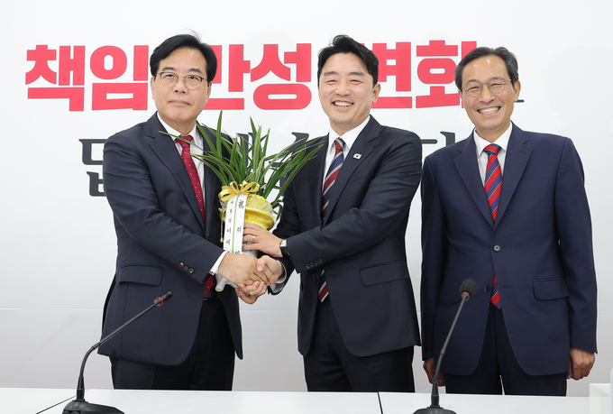 송언석 국민의힘 신임 원내대표(왼쪽)가 17일 국회 원내대표실을 방문한 강훈식 대통령 비서실장과 우상호 대통령실 정무수석으로부터 축하 난을 받고 있다. (사진=연합뉴스)
