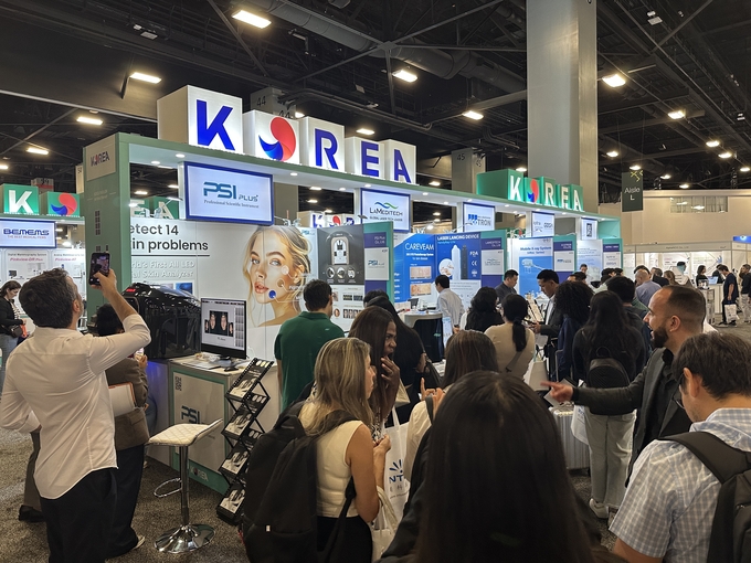 지난 11일부터 13일까지 진행된 ‘미국 플로리다 의료기기 전시회 (WHX miami)’에서 바이어들이 한국관을 찾아 상담을 하고 있다. (사진=경과원 제공)