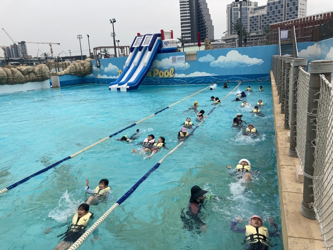 시흥도시공사는 시흥시 관내 초등학생의 생명보호 및 안전의식 함양을 위해 거북섬 웨이브파크에서 ‘K-시흥 학생 생존수영 교육’을 실시한다. (사진=시흥도시공사 제공)