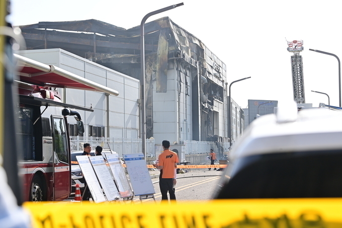 지난해 6월 24일 경기도 화성시 서신면 소재 일차전지 제조업체 아리셀 공장 화재 현장에서 실종자 수색작업이 진행되고 있다. (사진=옥지훈 기자)