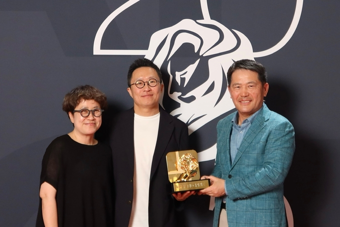 국제 광고제 '칸 라이언즈(Cannes Lions) 2025'에서 단편 영화 '밤낚시'가 엔터테인먼트(Entertainment) 부문 그랑프리(Grand prix)를 수상해 (왼쪽부터) 김정아 이노션 최고 크리에이티브 책임자(CCO) 부사장, 지성원 현대자동차 브랜드마케팅본부장 전무, 이용우 이노션 대표이사가 기념 촬영을 하고 있는 모습 (사진=현대차 제공)