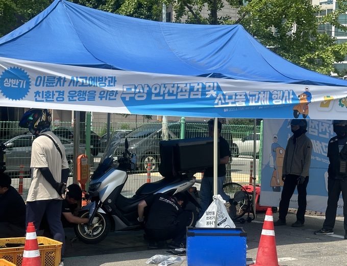이륜차 무상 안전정검 및 소모품 교체 행사 현장 사진. (사진=부천시)
