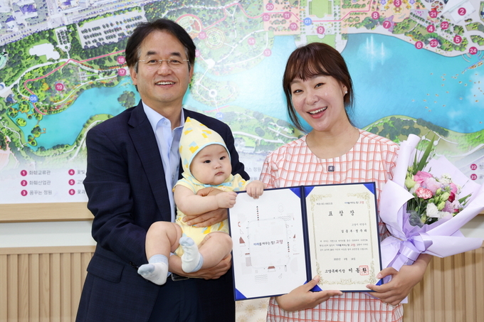 고양시가 다양한 출산정책을 추진하고 있는 가운데 이동환 시장이 지난 14일 일산호수공원에서 개최된 ‘고양 가족 걷기 축제’에서 최근 다섯째 자녀가 탄생한 개그우먼 정주리 가족을 초청해 출산장려 유공 표창을 수여했다. (사진=고양시 제공)