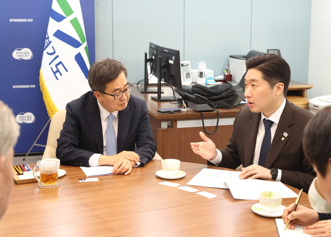 김동연 지사(왼쪽)와 김용만 의원이 수도권 국가정원 조성사업’에 대해 논의하고 있다.(사진=김의원실 제공)