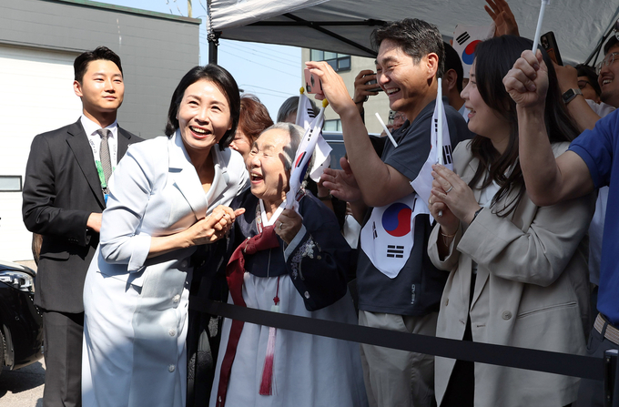 G7 정상회의에 참석하는 이재명 대통령과 함께 캐나다를 방문한 김혜경 여사가 17일(현지시간) 캘거리 한인회관에서 캐나다 서부 동포사회와의 대화 참석 전 환영 나온 교포들과 인사하고 있다. (사진=연합뉴스)