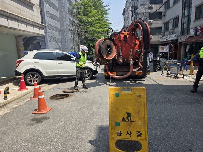 수원시가 관내 침수 우려 지역 내 하수도를 준설하고 있다. (사진=수원시 제공)