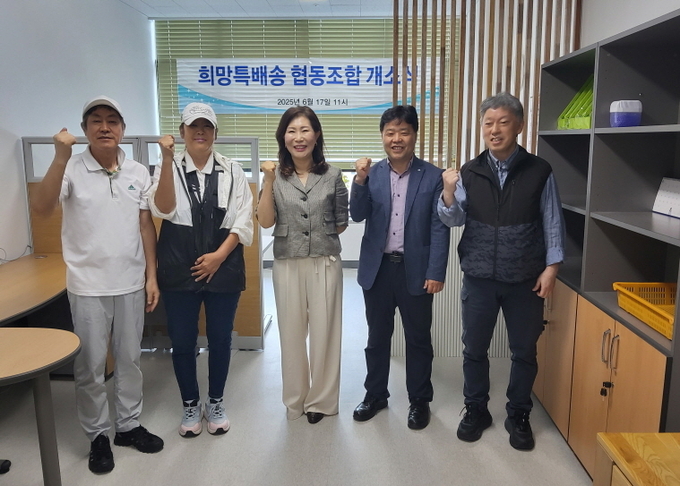 17일 ‘희망특배송 협동조합’ 개소식에서 구와 조합 관계자들이 단체 촬영을 하고 있다. ( 사진 = 서구 제공 )
