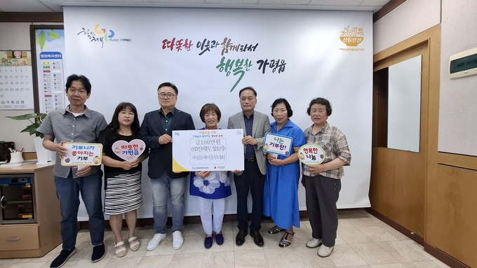 가평읍새마을부녀회는 17일 가평읍체육회에 성금 100만 원을 기부하였다. (사진=가평읍 행정복지센터 제공)