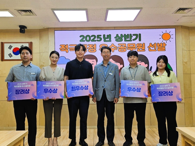 17일 '2025년 상반기 적극행정 우수공무원 수상자들이 황학용 부시장(오른쪽 2번째)과 함께 기념촬영을 하고 있다. (사진=하남시 제공) 