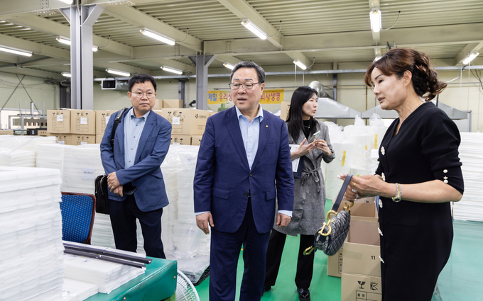 18일 경기도 안성시 소재 은성화학(주)에서 시석중 경기신용보증재단 이사장(가운데)이 현장을 살피고 있다. (사진=경기신보 제공) 