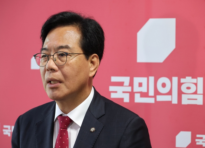 송언석 국민의힘 원내대표가 18일 국회 원내대표실에서 당 3선, 4선 의원들과 간담회를 마친 뒤 발언하고 있다. (사진=연합뉴스)