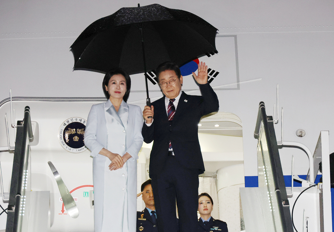 이재명 대통령과 김혜경 여사가 17일(현지시간) 51차 주요 7개국(G7) 정상회의 일정을 마치고 캐나다 캘거리국제공항에서 귀국하며 공군 1호기 올라 인사하고 있다. (사진=연합뉴스)
