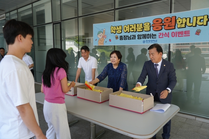 한세대학교 영산비전센터 1층에서 진행된 간식 이벤트 행사에서 백인자 총장이 학생들에게 토스트를 나눠주고 있다. (사진=한세대 제공)