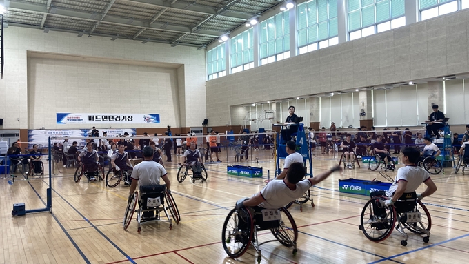 13일부터 15일까지 강원 홍성군 일원에서 진행된 '제4회 전국어울림생활체육대축전' 배드민턴 휠체어통합 남자 4인조전 경기 모습. (사진=경기도장애인체육회 제공)