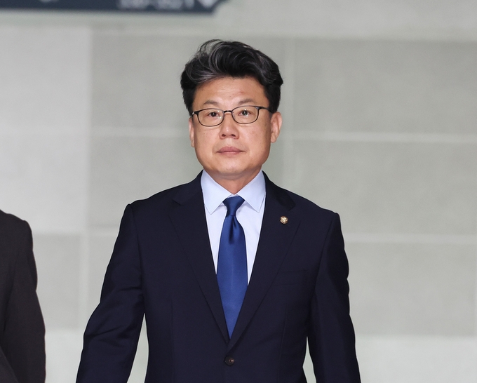 진성준 더불어민주당 정책위의장이 18일 국회 의원회관에서 대통령실과 정부, 여당 등이 함께하는 추경안 관련 회의에 참석하기 위해 이동하고 있다. (사진=연합뉴스)