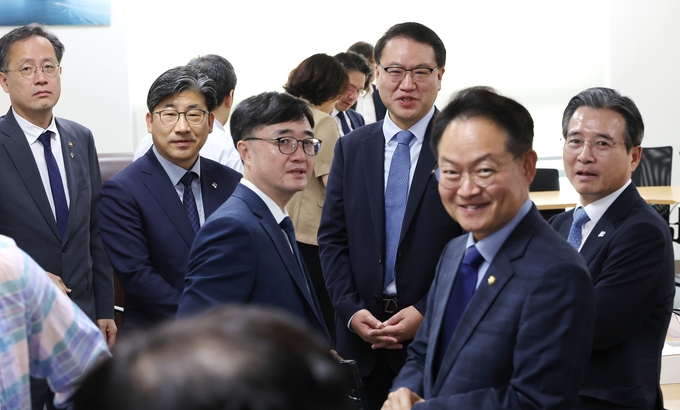 김용범 대통령실 정책실장(오른쪽)과 허영 더불어민주당 원내정책수석부대표(오른쪽 두번째) 등이 18일 국회 의원회관에서 대통령실과 정부, 여당 등이 함께하는 추경안 관련 비공개 회의에 참석해 대화하고 있다. (사진=연합뉴스)