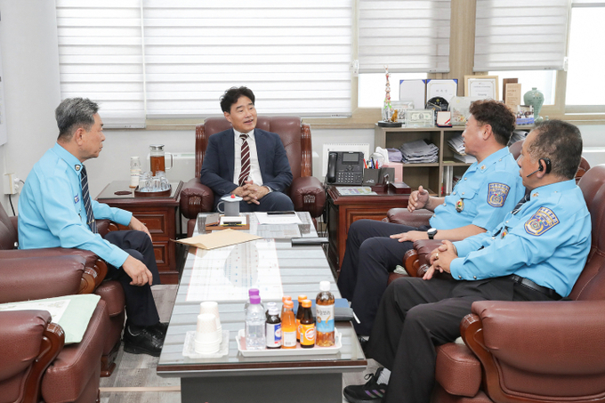 김운남 의장은 18일 고양시 모범운전자회 관계자들과 면담을 갖고, 지역 교통안전과 질서 유지를 위해 묵묵히 헌신해 온 이들의 노고에 감사의 뜻을 전했다. (사진=고양시의회 제공)