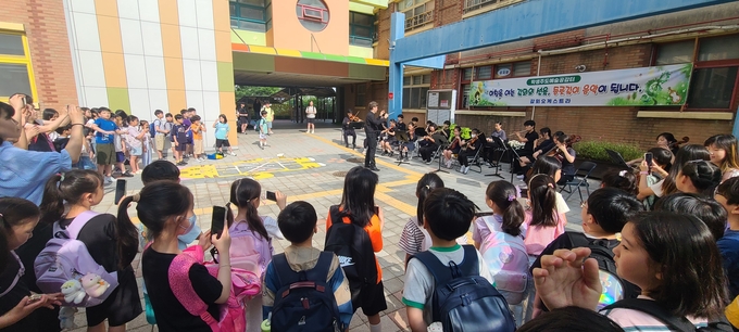 '갈뫼오케스트라 등굣길 음악회'. (사진=군포의왕교육지원청 제공)
