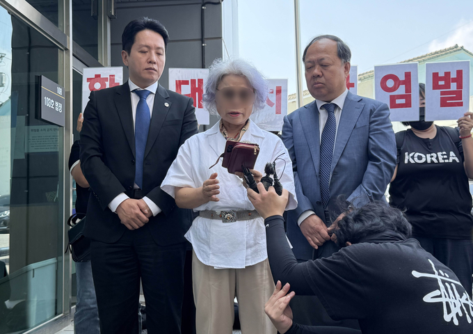  18일 규정을 위반한 군기 훈련(일명 얼차려)을 지시해 훈련병을 숨지게 한 육군 12사단 신병교육대 지휘관들에 대한 2심 판결 선고가 끝난 후 고(故) 박모 훈련병의 유족이 법정 앞에서 입장을 밝히고 있다. (사진=연합뉴스)