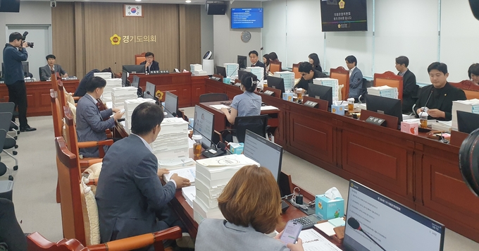 18일 오후 4시 15분쯤 경기도의회 운영위원회 회의실에서 운영위원장인 양우식(국힘·비례) 경기도의원이 회의를 주재하고 있다. (사진=나규항 기자)