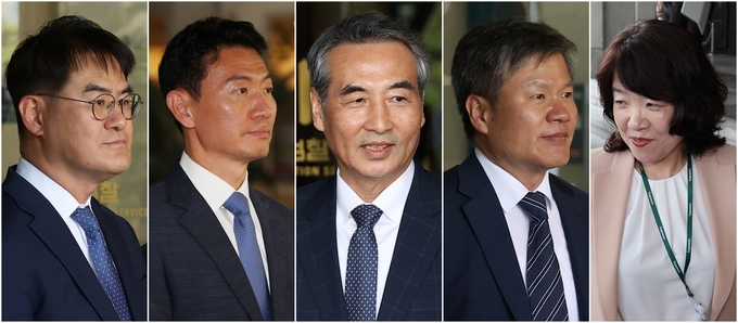  윤석열 전 대통령의 부인 김건희 여사에 대한 의혹을 수사할 민중기 특검과 특검보들이 18일 서울 중앙지검장 직무대리를 맡은 박승환 1차장검사와 면담을 마치고 중앙지검을 나서고 있다. 왼쪽부터 김형근, 박상진 특검보, 민 특검, 문홍주, 오정희 특검보. (사진=연합뉴스)