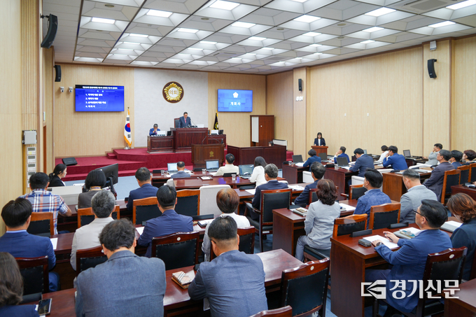 안성시의화가 18일 본회의장에서 제232회 제1차 정례회 제1차 본회의를 개회하고 있다(사진=안성시의회 제공)