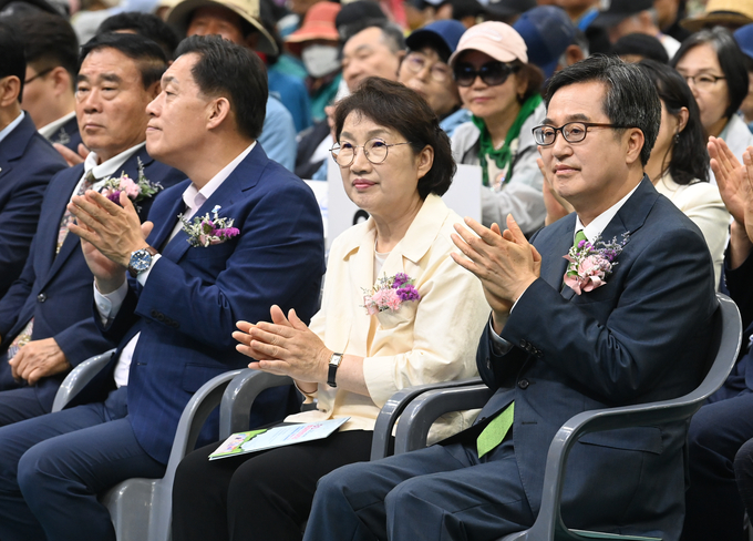 김동연 경기도지사와 김 지사 부인 정우영 여사, 이재준 수원시장, 이채식 수원시의장 등 내빈들이 18일 수원시 팔달구 수원종합운동장에서 열린 '제30회 2025 경기도장애인 축제한마당'에 참석해 있다.