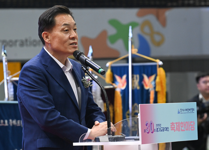 이재준 수원시장이 18일 수원시 팔달구 수원종합운동장에서 열린 '제30회 2025 경기도장애인 축제한마당'에서 축사를 하고 있다.