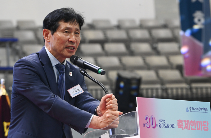 이학영 국회부의장이 18일 수원시 팔달구 수원종합운동장에서 열린 '제30회 2025 경기도장애인 축제한마당'에서 축사를 하고 있다.