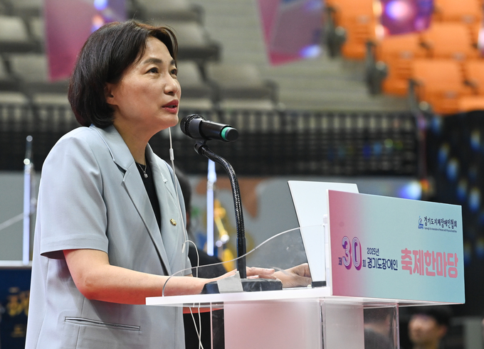 서미화 더불어민주당 의원이 18일 수원시 팔달구 수원종합운동장에서 열린 '제30회 2025 경기도장애인 축제한마당'에서 축사를 하고 있다.