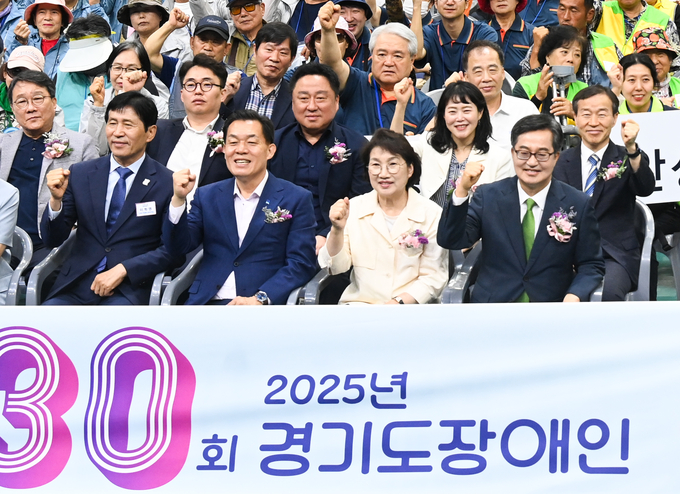 김동연 경기도지사와 김 지사 부인 정우영 여사, 이학영 국회부의장, 이재준 수원시장 등 내빈들이 18일 수원시 팔달구 수원종합운동장에서 열린 '제30회 2025 경기도장애인 축제한마당'에서 기념촬영을 하고 있다.